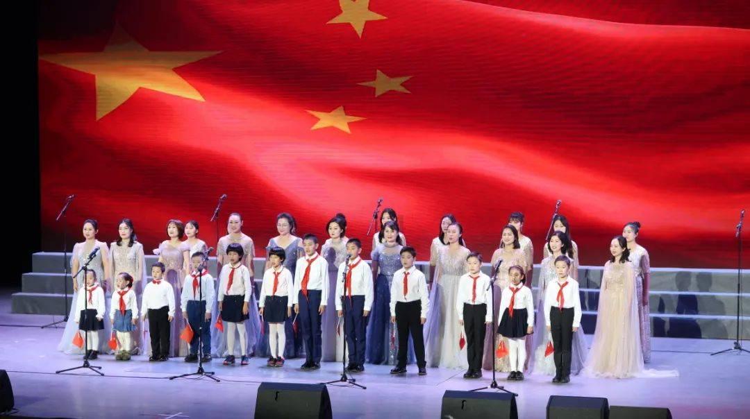 逃离昏暗下的小村