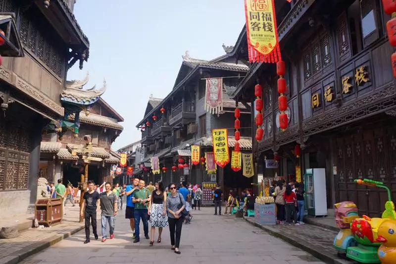 奇瑞回应引擎盖被奔驰男一拳砸出坑：引擎盖有行人保护设计，有缓冲功能