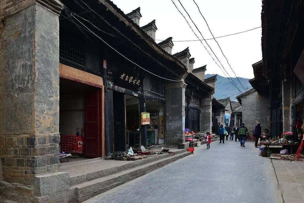 LME铜升至三周高点,受需求预期、库存下降和美元走软影响